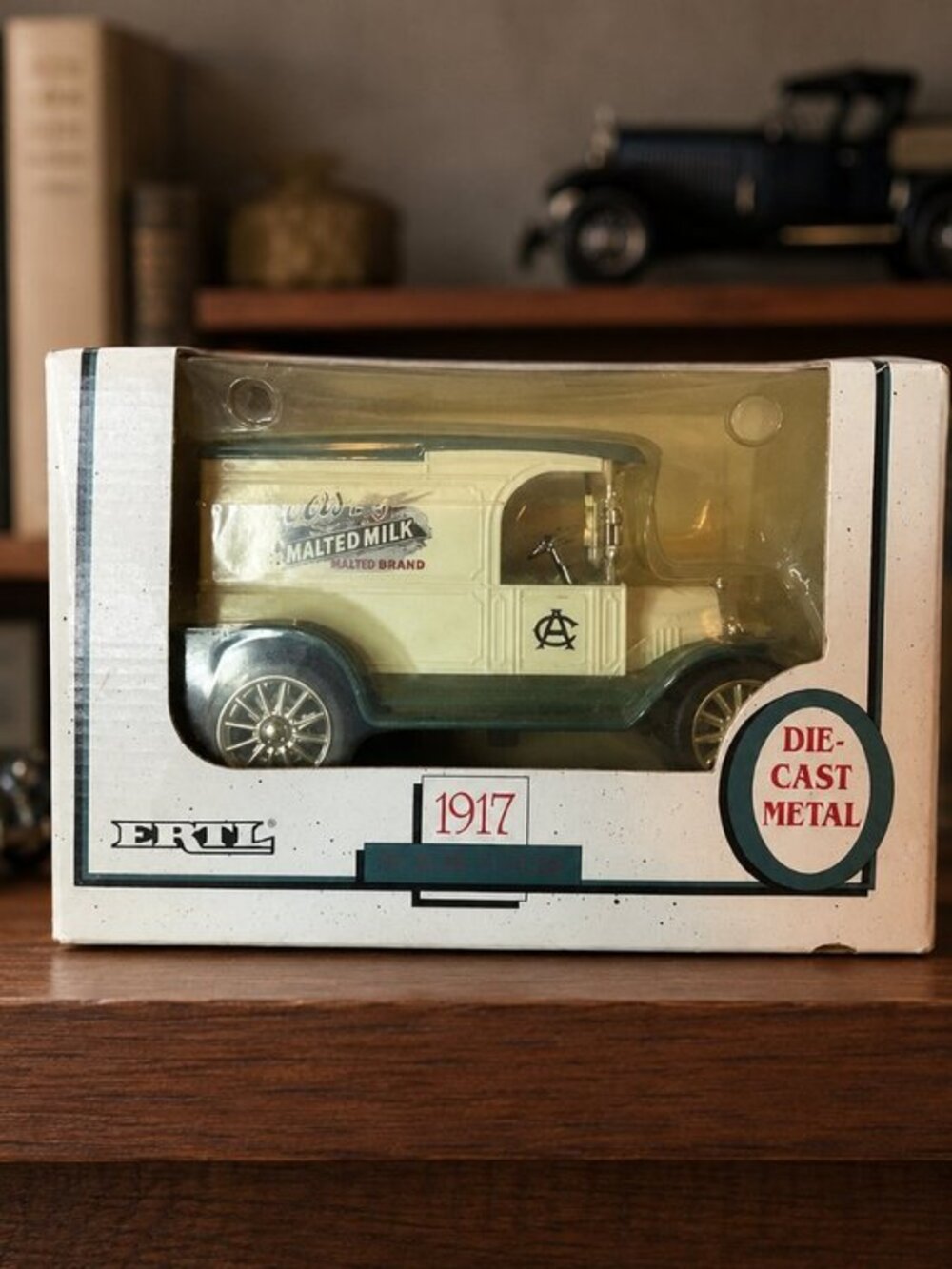 Ertl 1917 White Truck Coors Pure Malted Milk 1:25 Die-Cast Bank NIB